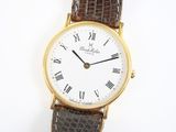 gros plan d'une montre-bracelet avec des chiffres romains