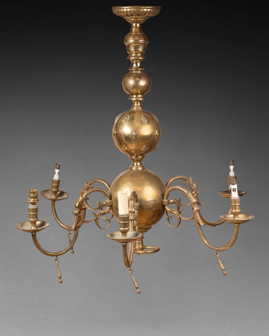 LUSTRE Hollandais à six bras de lumière Le décor de rinceaux et fleurs de lys Laiton H. 75 cm - Diam. 75 cm