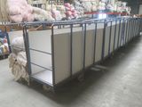 un chariot en métal sur lequel sont posés tout un tas de peluches