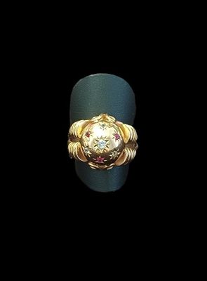 une image représentant une bague en or ornée d'un motif floral