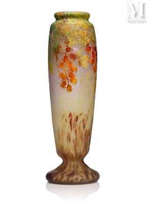 un vase posé sur une surface blanche