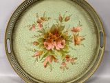 une photo d'un plateau orné de fleurs, posé sur une table