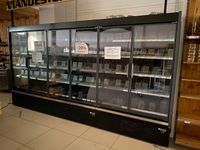 Une grande vitrine réfrigérée COSTAN en métal, à 6 portes, à…