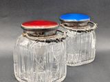 paire de salières et poivrières en verre taillé, avec des couvercles rouges, blancs et bleus