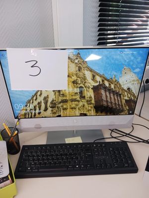 un écran d'ordinateur posé sur un bureau avec un clavier et une souris