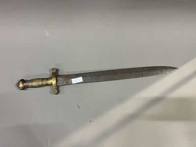 un petit couteau posé sur une table