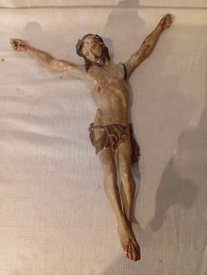 une statue de Jésus allongé sur un lit recouvert d'un drap blanc