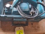 une petite boîte à outils bleue sur laquelle est posé un ordinateur portable