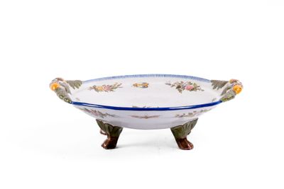 un bol blanc bordé de bleu et orné de fleurs
