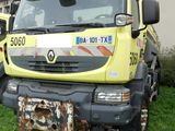 deux camions jaunes garés l'un à côté de l'autre dans l'herbe