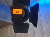 une lumière allumée dans une pièce avec du parquet