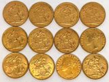 gros plan d'un paquet de pièces d'or sur une surface blanche