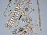 plusieurs types de colliers et de bracelets posés sur une table