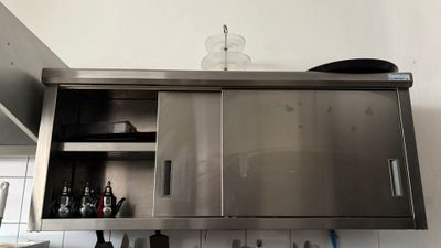 une armoire en acier inoxydable au milieu d'une cuisine