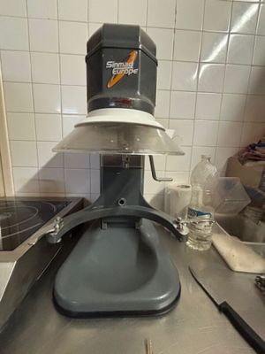 une machine posée sur le comptoir d'une cuisine