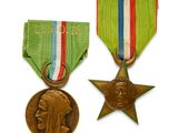deux médailles ornées d'une étoile et une médaille sur fond blanc