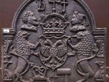 une plaque en pierre sur laquelle sont représentés des animaux et un lion