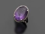 une bague en améthorate et diamants