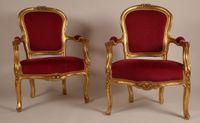Paire de fauteuils en bois sculpté, mouluré et doré à décor … (photo 3)
