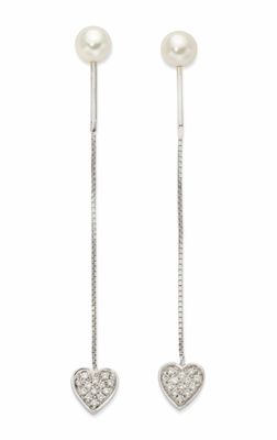 une paire de boucles d'oreilles en perles et diamants en forme de cœur
