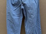 un vieux pantalon bleu accroché au mur