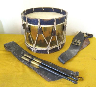 un tambour, un couteau et d'autres objets sur une table jaune