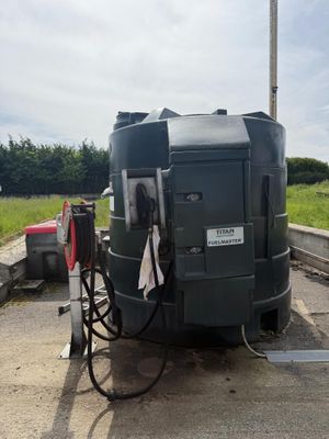 une image représentant un réservoir auquel est fixée une pompe à essence