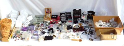 une table sur laquelle se trouvent de nombreux objets