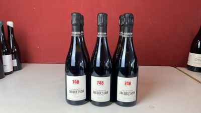 quatre bouteilles de vin sont alignées sur un comptoir