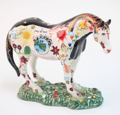 une figurine représentant un cheval sur fond blanc
