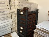 une pile de cartons, les uns sur les autres, posée sur une étagère dans une pièce remplie de cartons