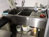 un évier et un plan de travail dans une petite cuisine