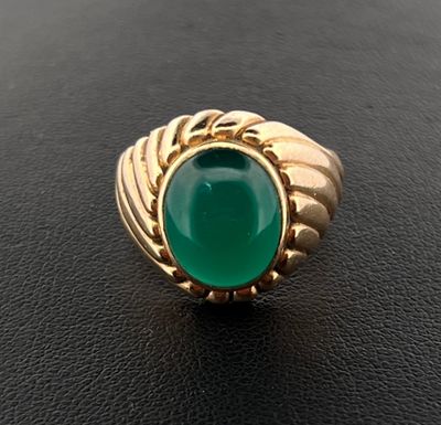 Bague torsadée en or jaune 750 millièmes ornée d'un cabochon…