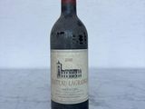 une bouteille de vin posée sur une table