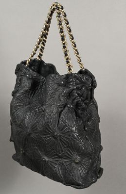 CHANEL. Sac haut en cuir noir surpiqué embossé figurant des …