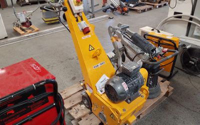 une grue jaune posée sur une palette