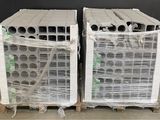 deux cartons emballés dans du film plastique