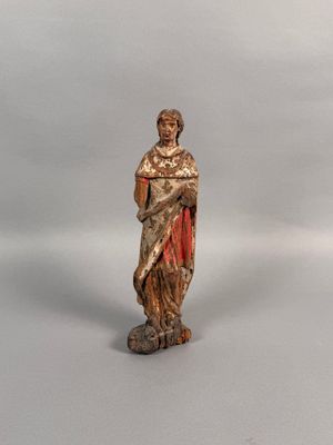statue d'une femme tenant un bébé dans ses bras, posée sur une surface blanche