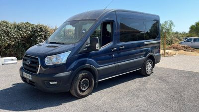 une camionnette bleue garée dans un parking