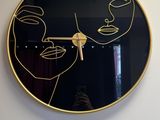 une horloge sur laquelle est dessiné un visage
