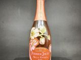 une bouteille de champagne posée sur une boîte noire