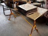 une table avec beaucoup d'objets dans une pièce