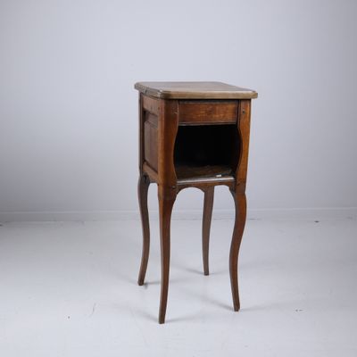 Chevet en bois naturel. Travail en partie d'époque Louis XV.