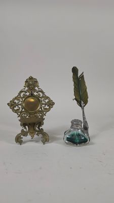 deux petits objets posés sur une surface blanche