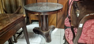 une petite table et une chaise dans un coin de la pièce