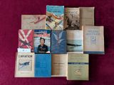 Plusieurs livres sont empilés les uns sur les autres sur une surface violette