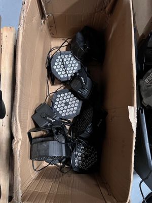 une boîte en carton remplie de nombreux types d'appareils électroniques