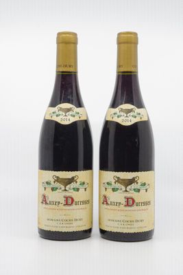 deux bouteilles de vin posées l'une à côté de l'autre sur une surface blanche
