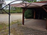 un parapluie fixé à un poteau au bord de la route