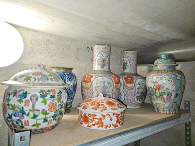 de nombreux vases de toutes sortes posés sur une étagère dans une pièce